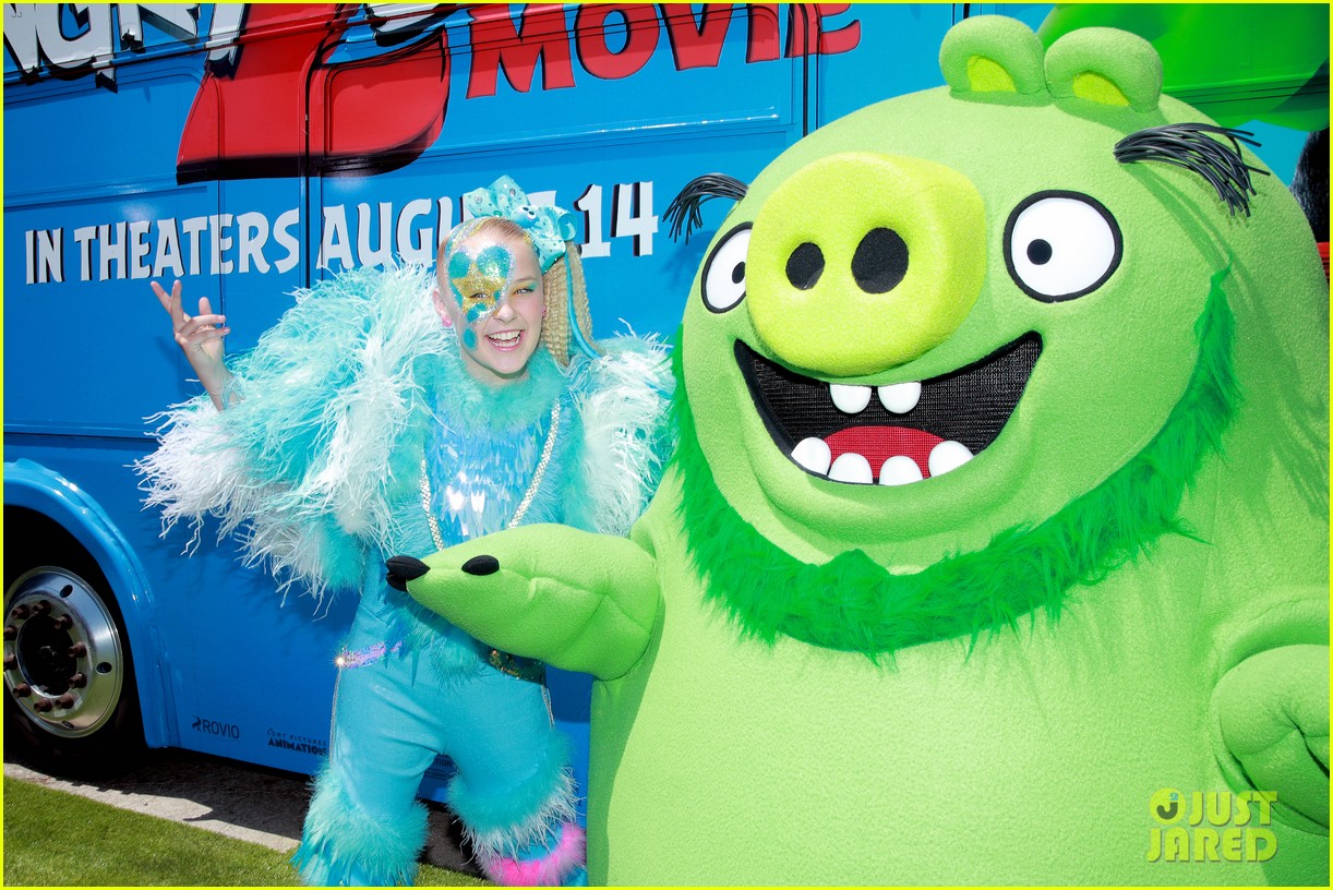 jojo siwa covered in feathers angry birds movie 2 premiere 12