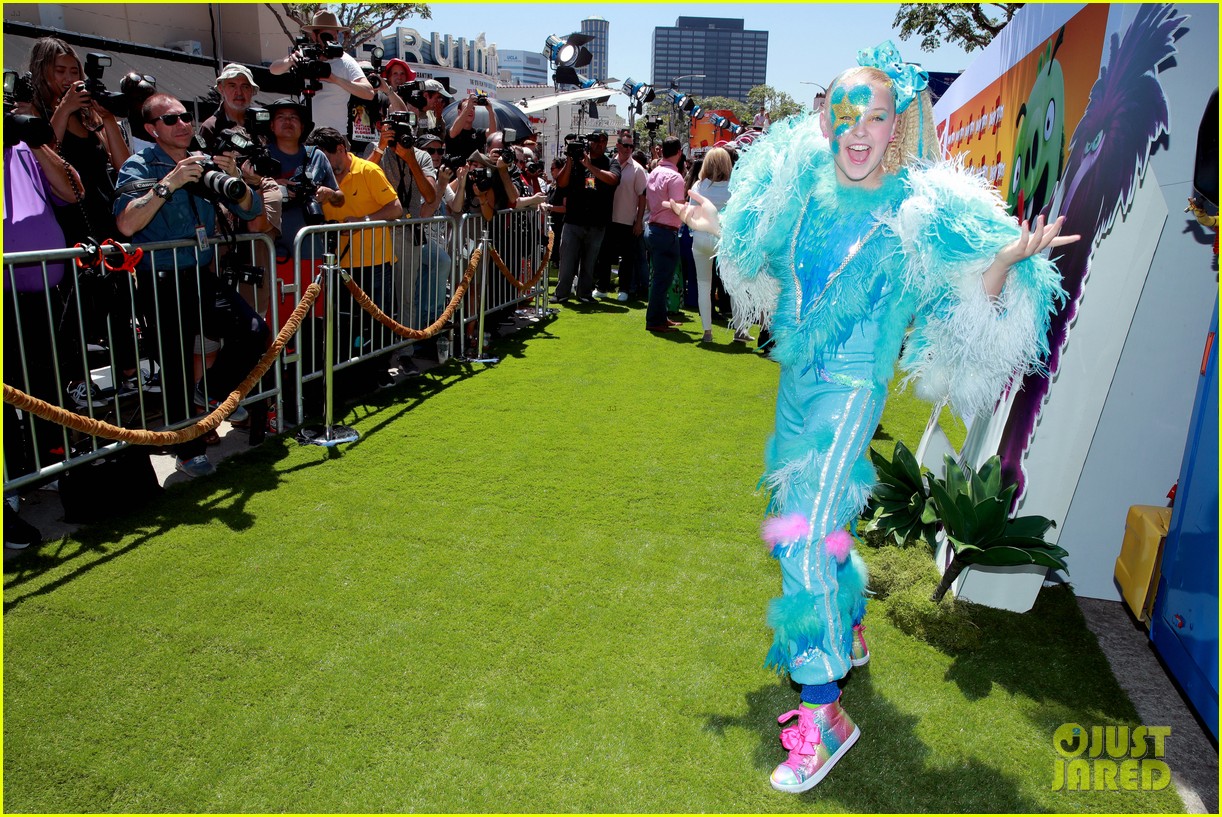 jojo siwa covered in feathers angry birds movie 2 premiere 14