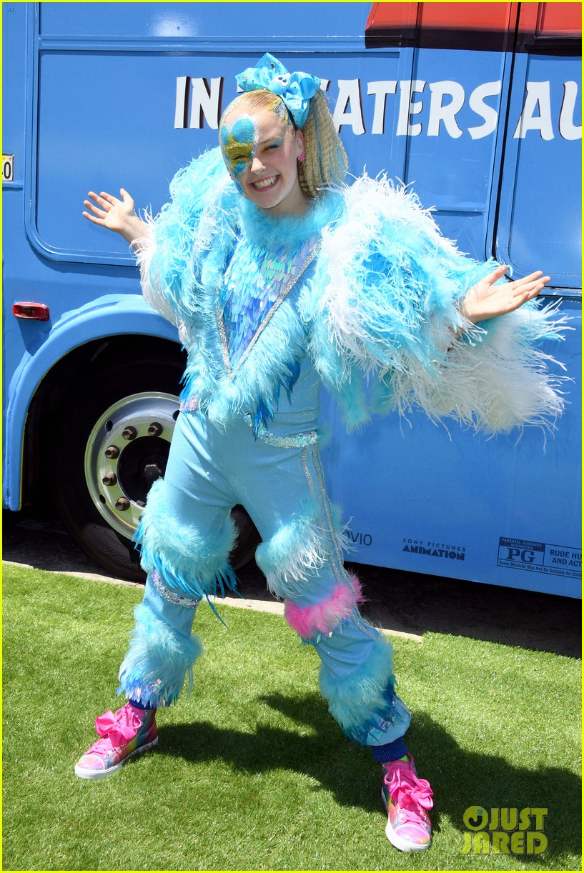 jojo siwa covered in feathers angry birds movie 2 premiere 15