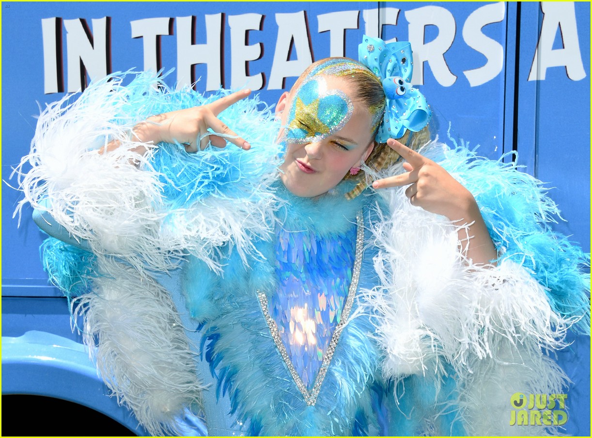 jojo siwa covered in feathers angry birds movie 2 premiere 16