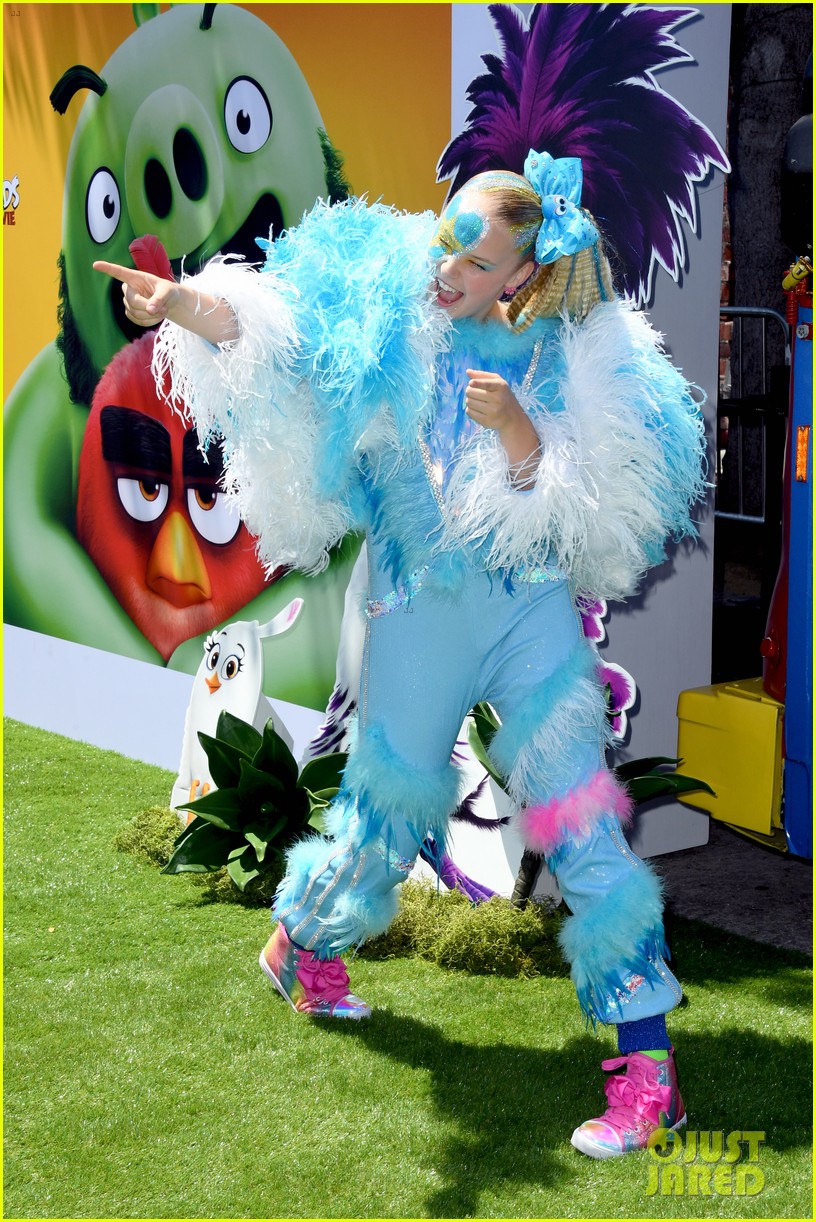 jojo siwa covered in feathers angry birds movie 2 premiere 18