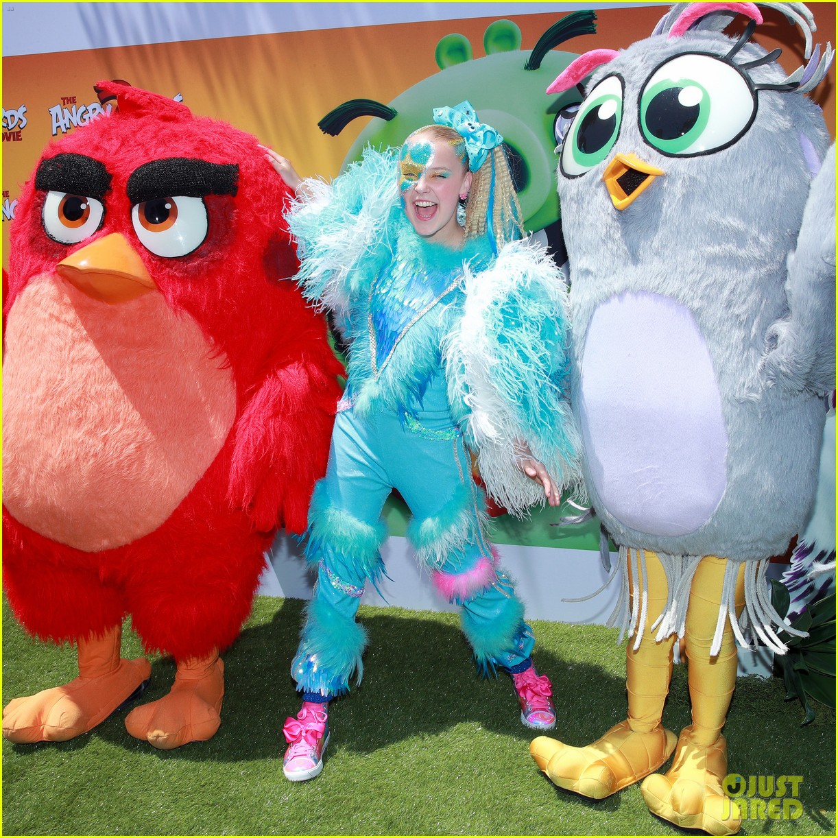 jojo siwa covered in feathers angry birds movie 2 premiere 25