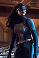 supergirl first pics benoist talks season theme 02