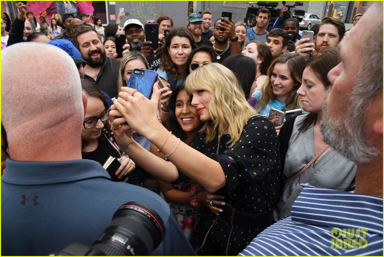 taylor swift celebrates lover release with fans at mural 02
