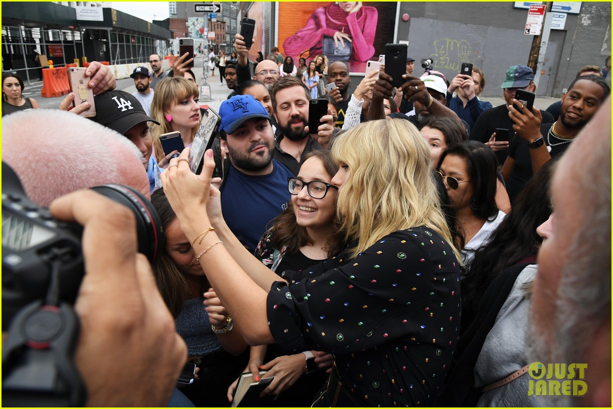 taylor swift celebrates lover release with fans at mural 08