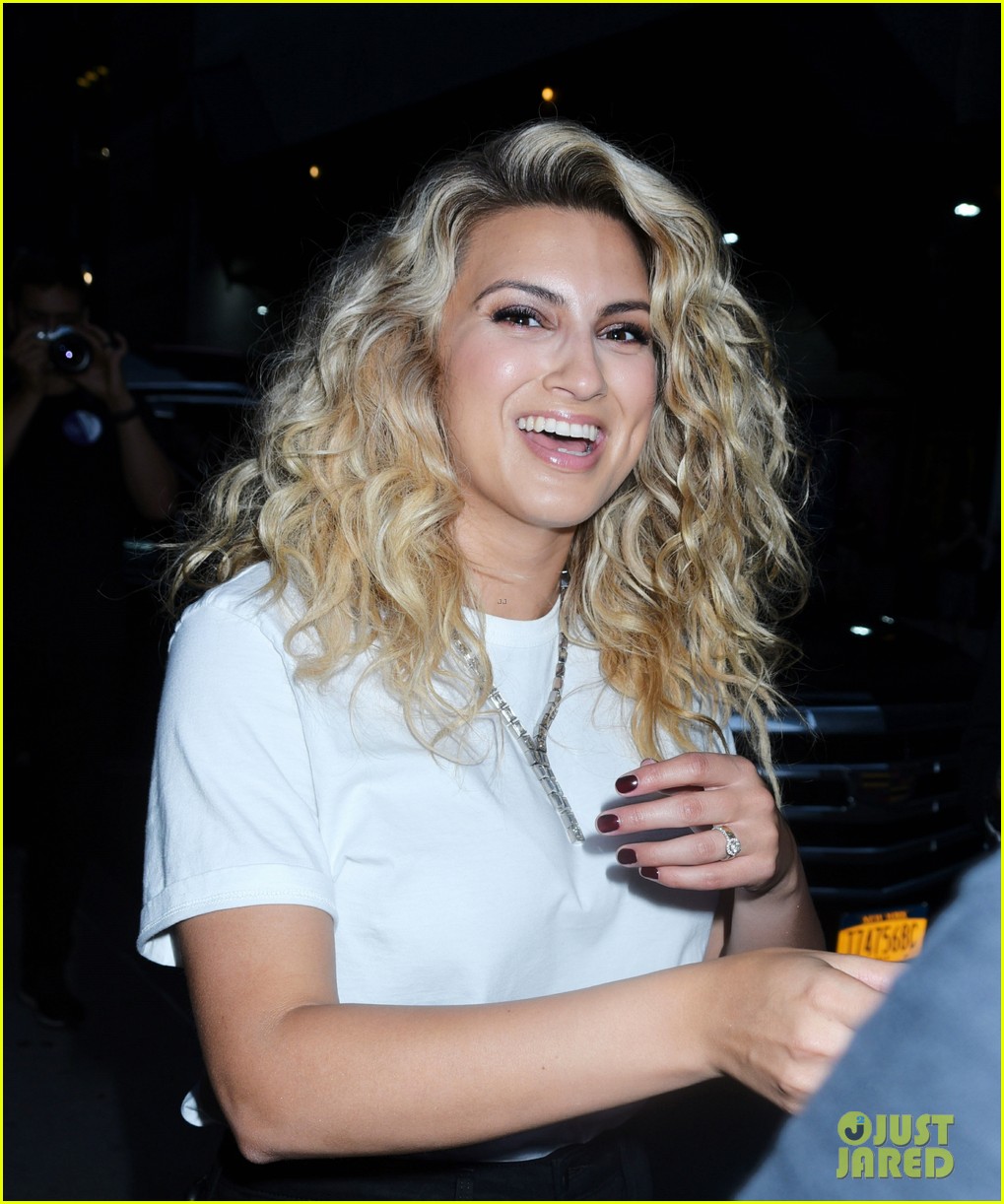 tori kelly performs sorry would go a long way on late show stephen colbert 03