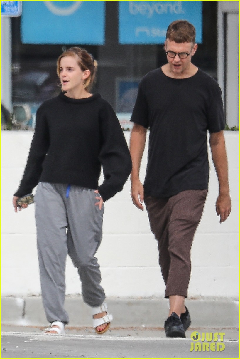emma watson meets up with a friend for brunch 01