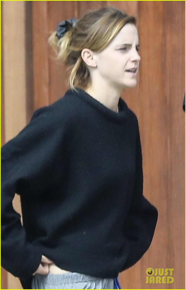 emma watson meets up with a friend for brunch 02