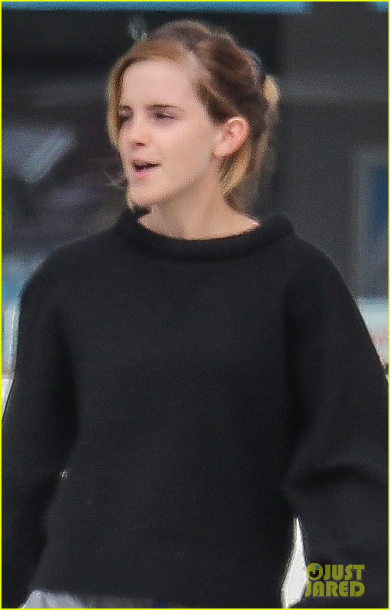emma watson meets up with a friend for brunch 04