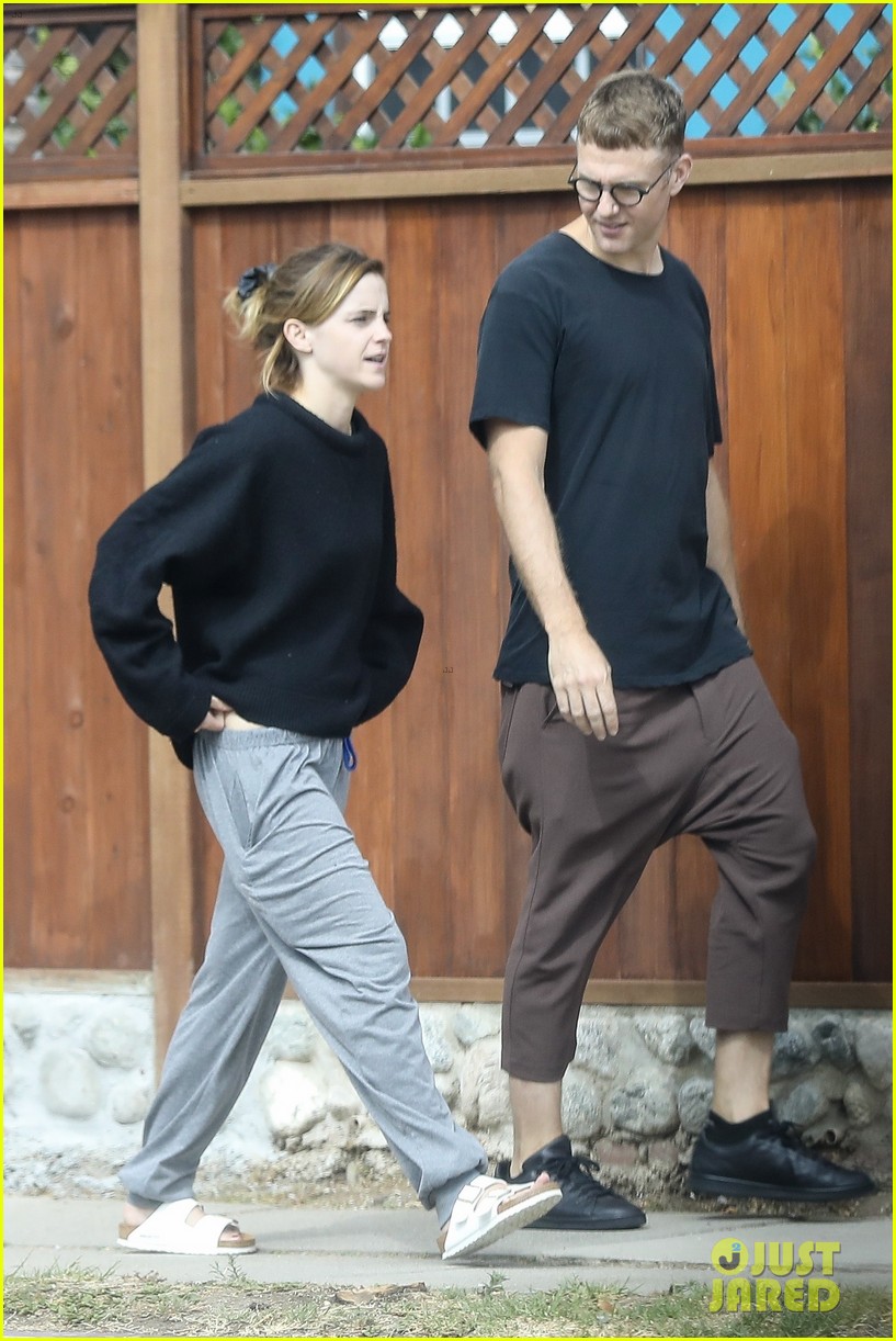 emma watson meets up with a friend for brunch 05