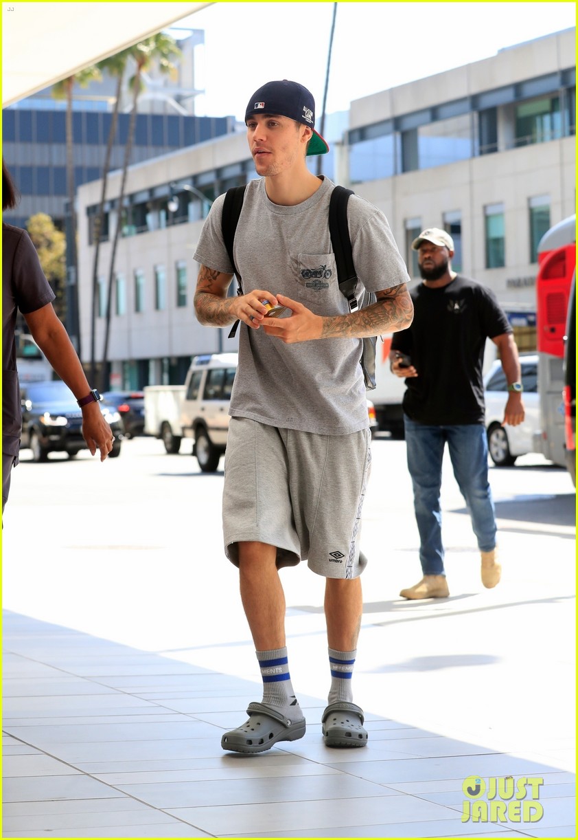 justin bieber wears all gray with crocs while running errands 01