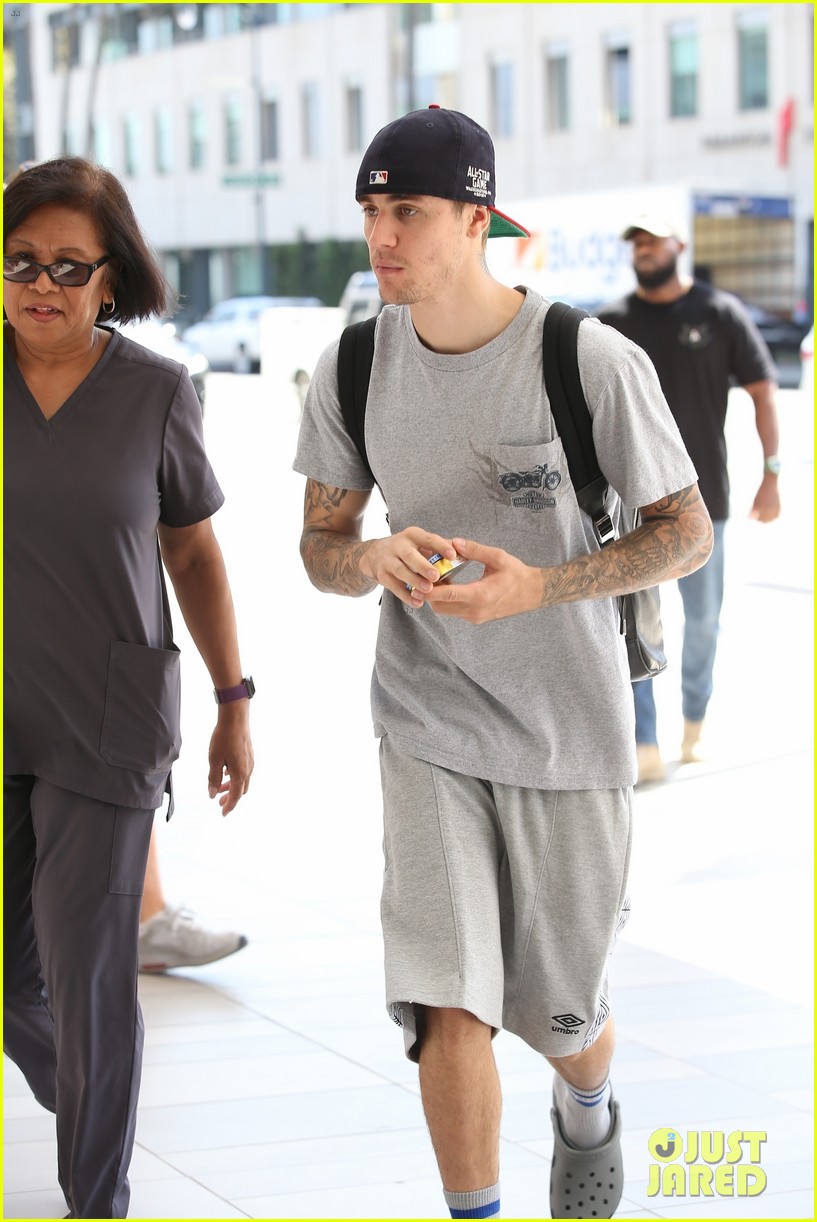 justin bieber wears all gray with crocs while running errands 02