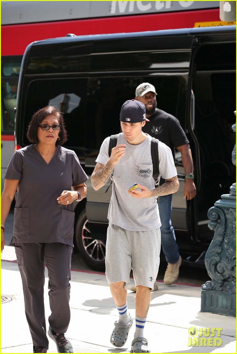 justin bieber wears all gray with crocs while running errands 04