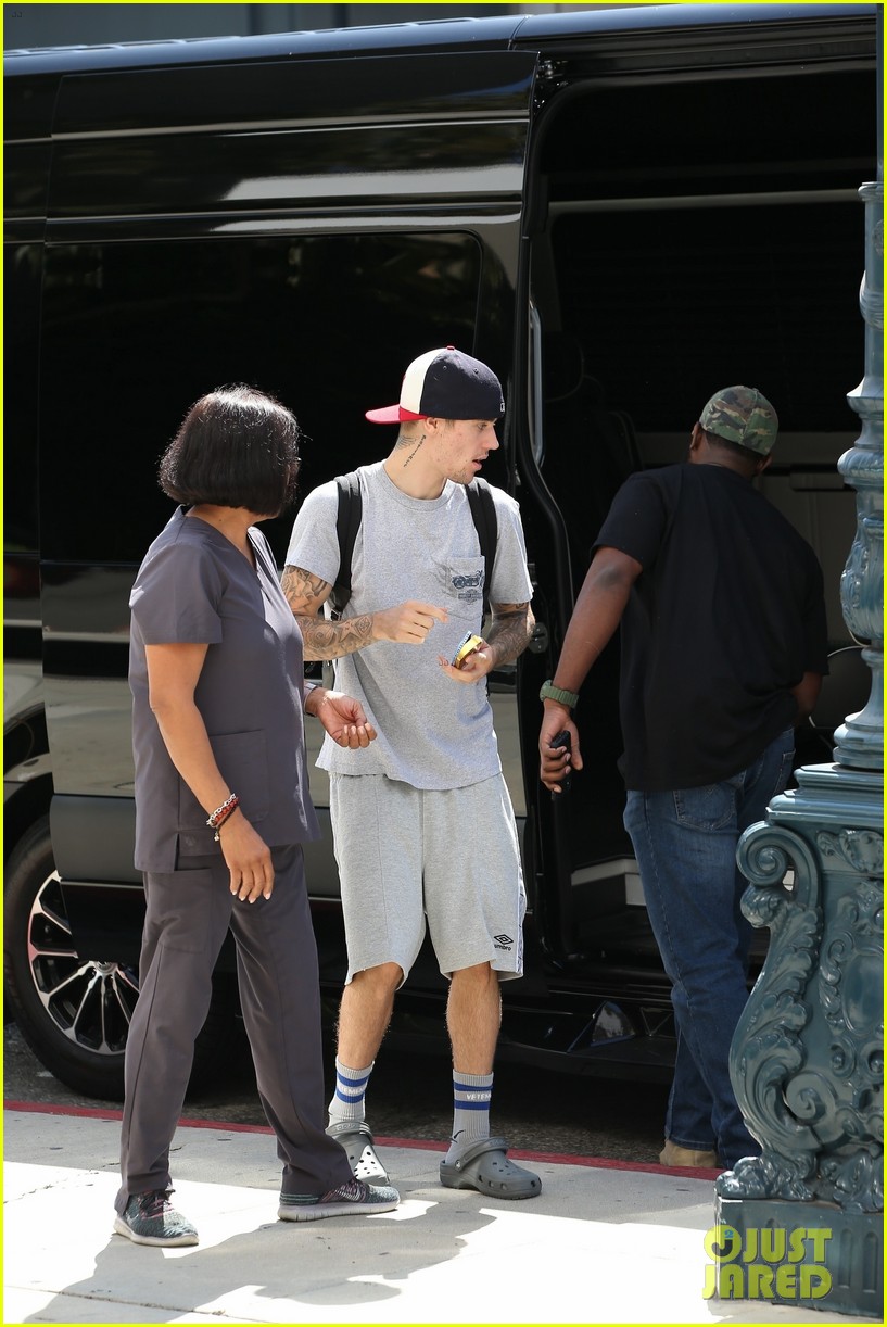 justin bieber wears all gray with crocs while running errands 05