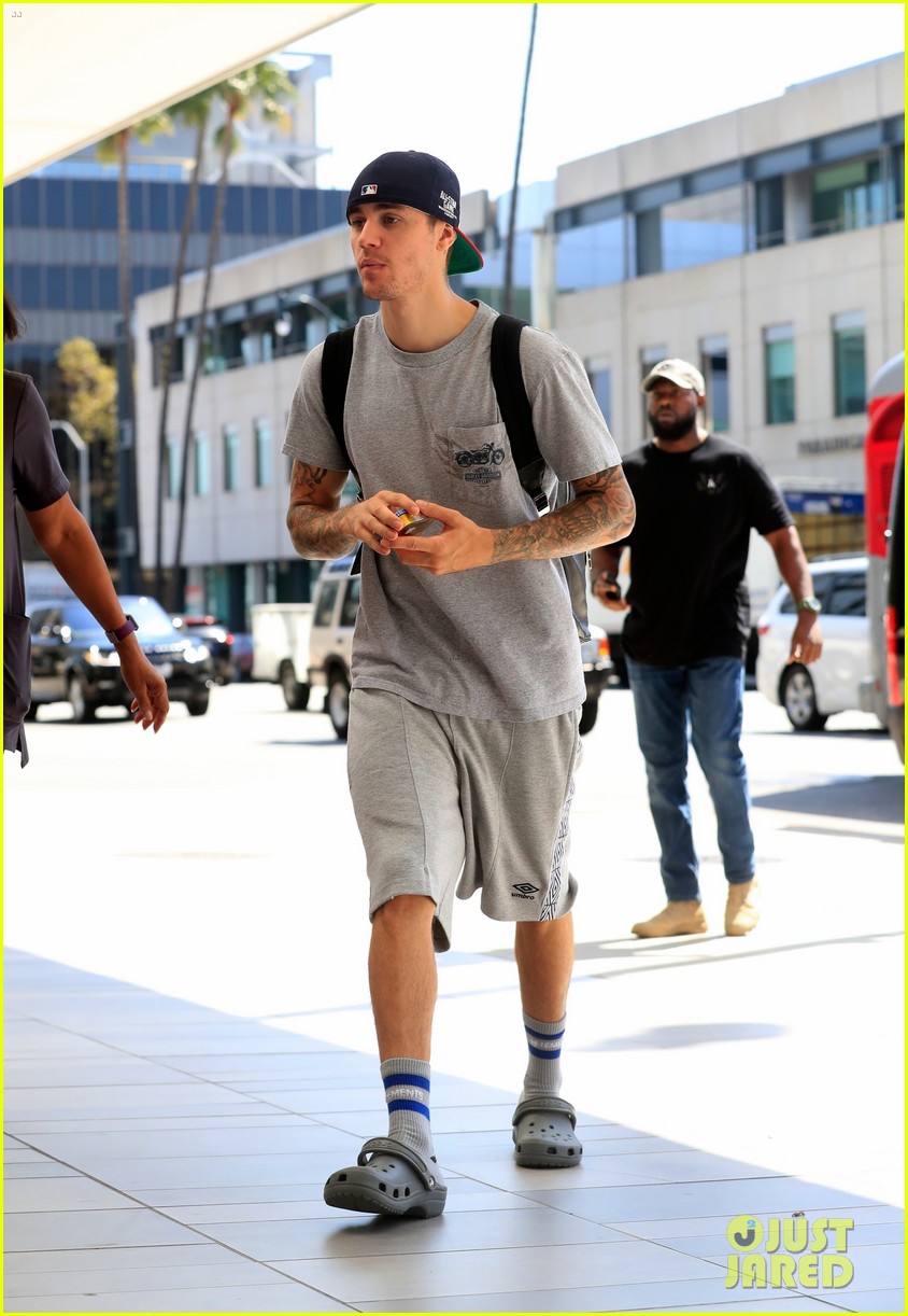 justin bieber wears all gray with crocs while running errands 07