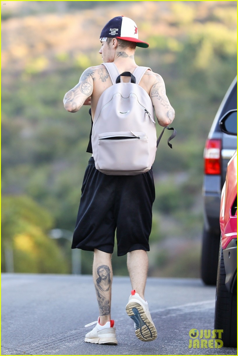 Shirtless Justin Bieber And Wife Hailey Hold Hands On Hike Photo 1257337 Photo Gallery Just