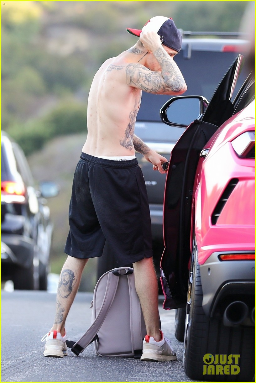justin bieber shows off tattoos on shirtless hike with hailey 14