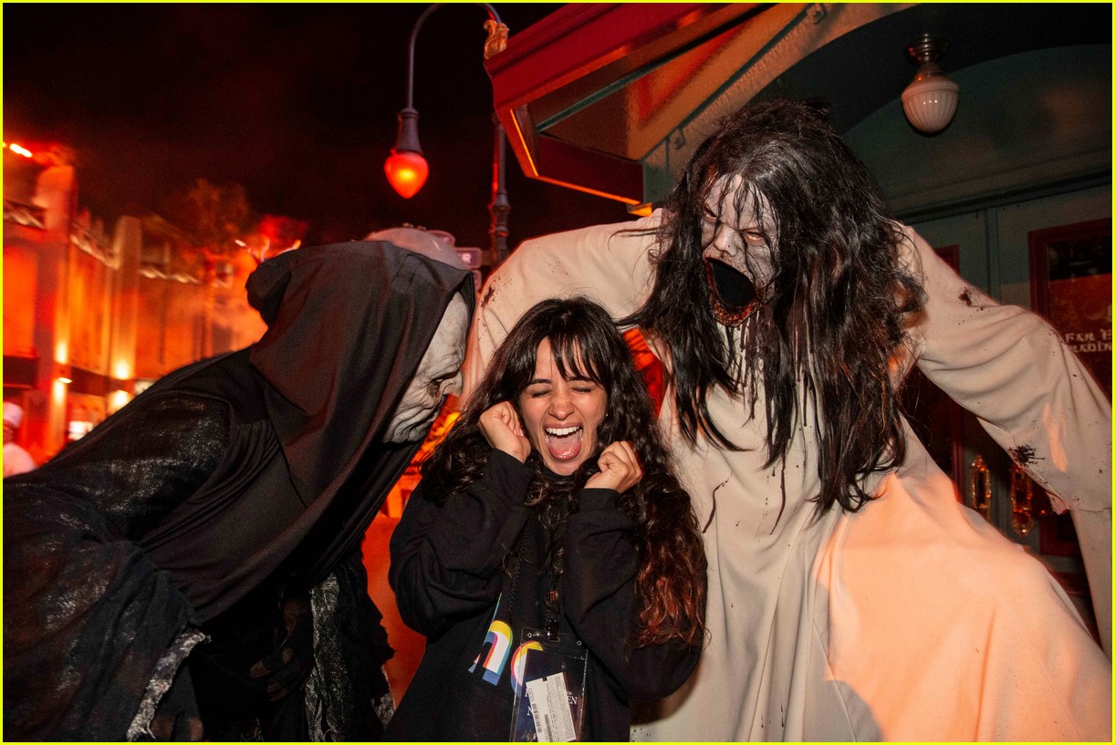 camila cabello gets spooked halloween horror nights 01