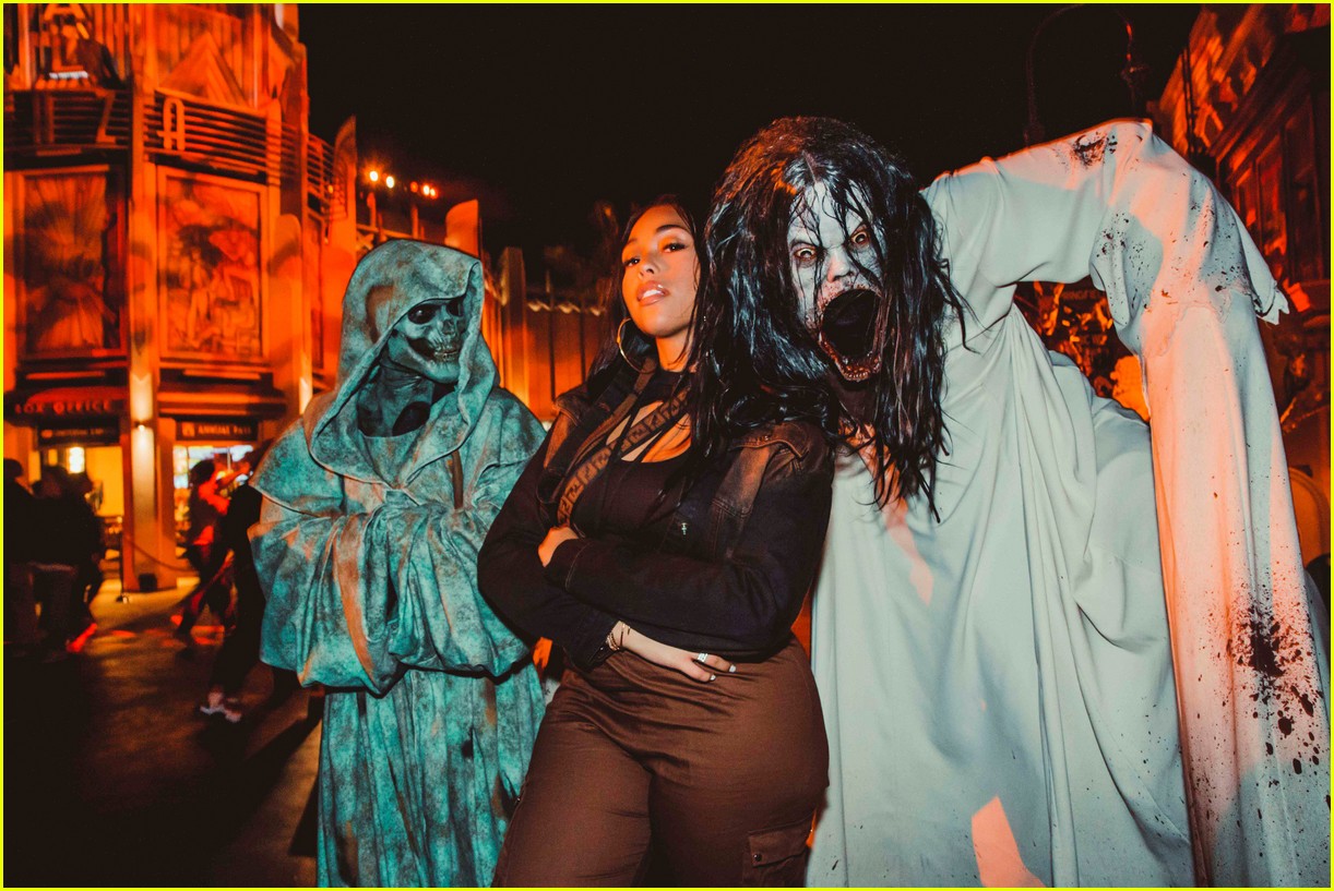 camila cabello gets spooked halloween horror nights 02