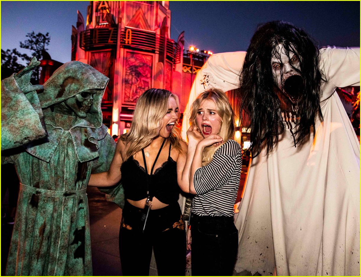 camila cabello gets spooked halloween horror nights 04