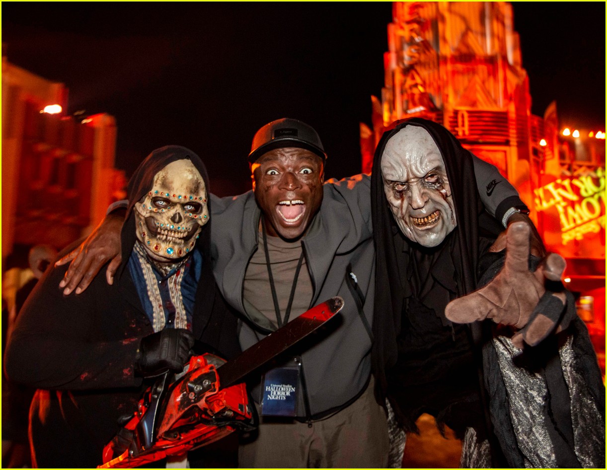 camila cabello gets spooked halloween horror nights 05