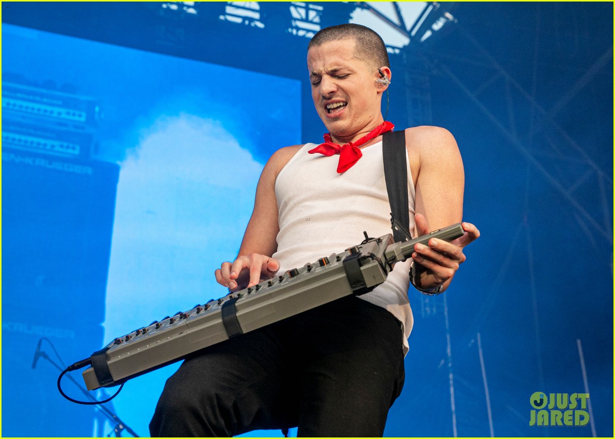 charlie puth brings the keytar back at music midtown concert 03