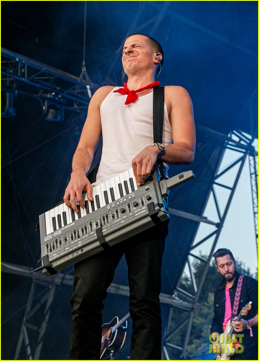 charlie puth brings the keytar back at music midtown concert 06