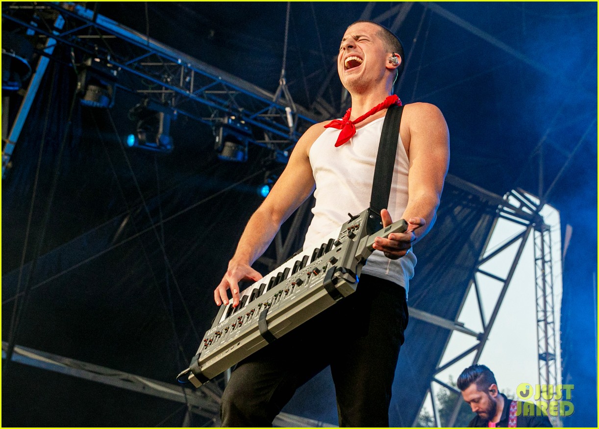charlie puth brings the keytar back at music midtown concert 15
