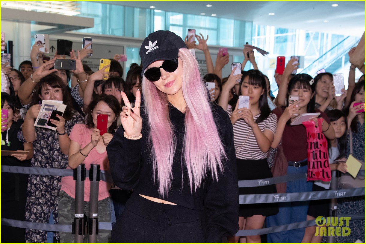 dove cameron greeted by fans in japan 02