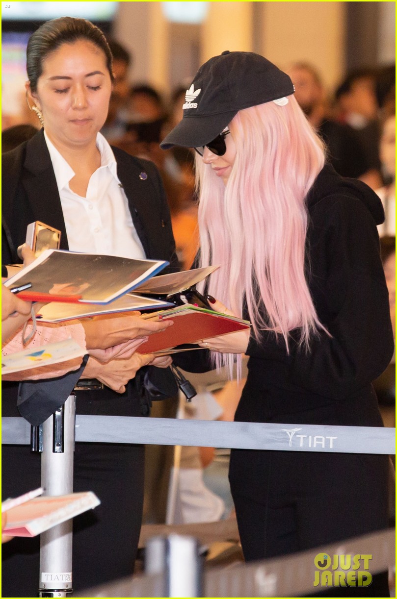 dove cameron greeted by fans in japan 03
