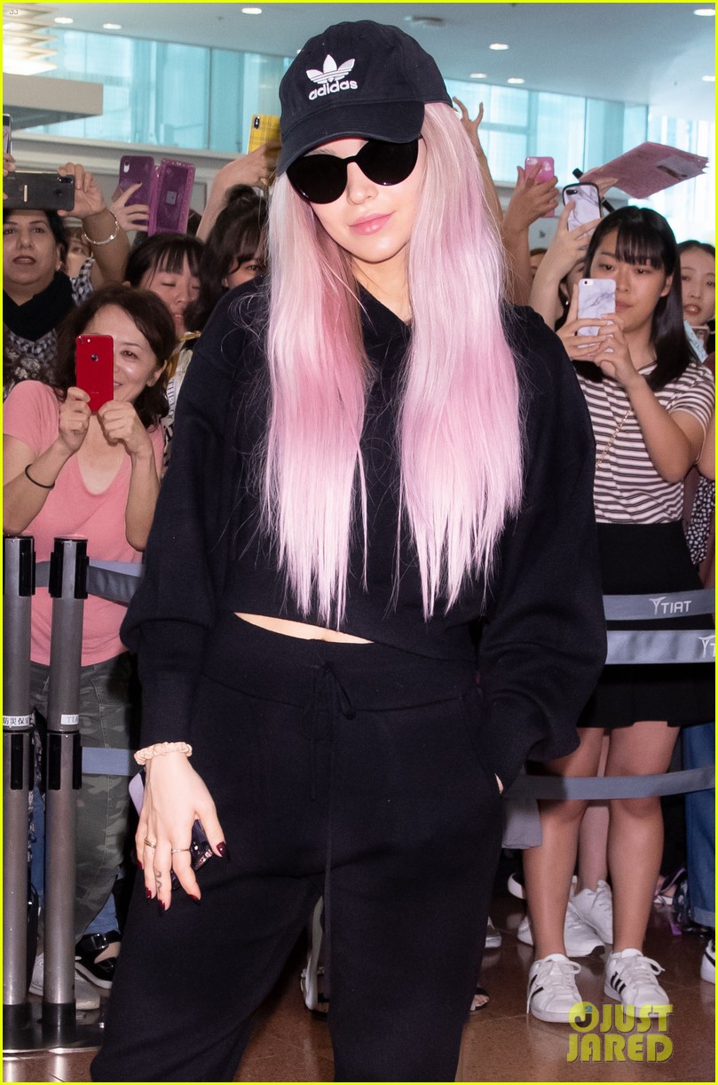 dove cameron greeted by fans in japan 04