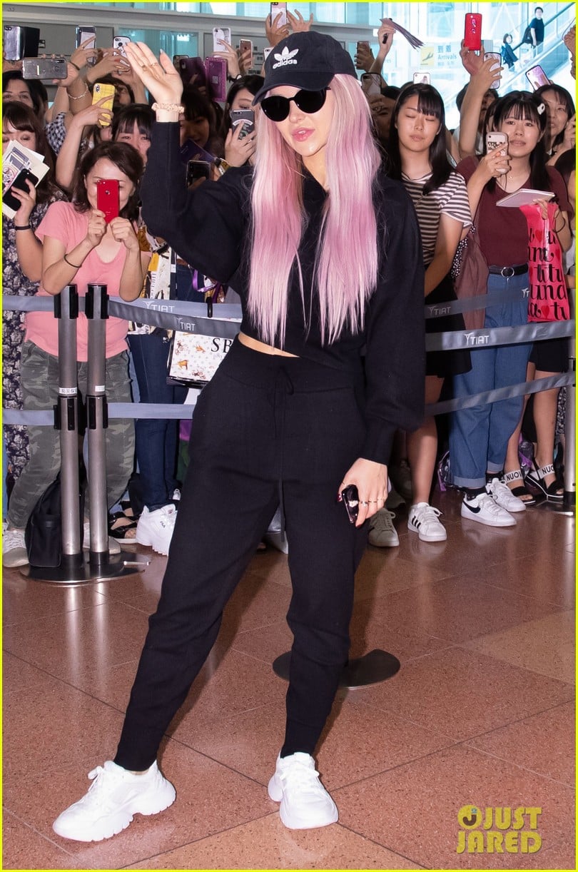 dove cameron greeted by fans in japan 05