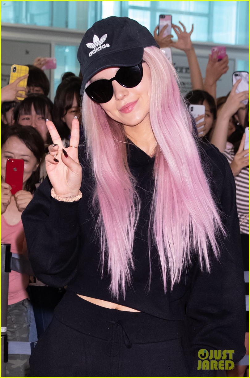 dove cameron greeted by fans in japan 07