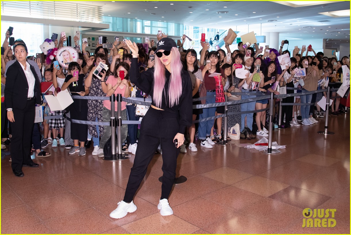 dove cameron greeted by fans in japan 08