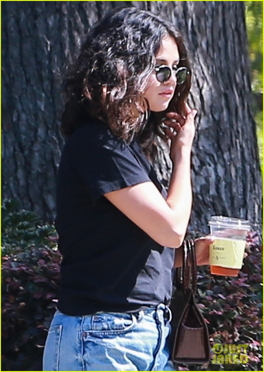 selena gomez meets up with friends in la 01