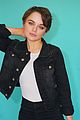joey king goes denim for hfpa podcast 05