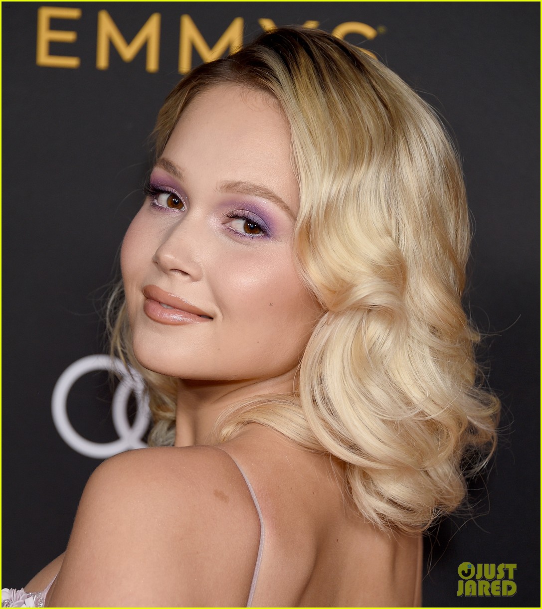 kelli berglund gives marilyn monroe vibes at pre emmys event 02