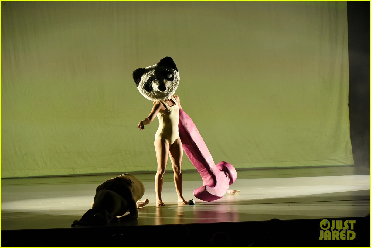 maddie ziegler reunites with sia tour dancers for special performance 07