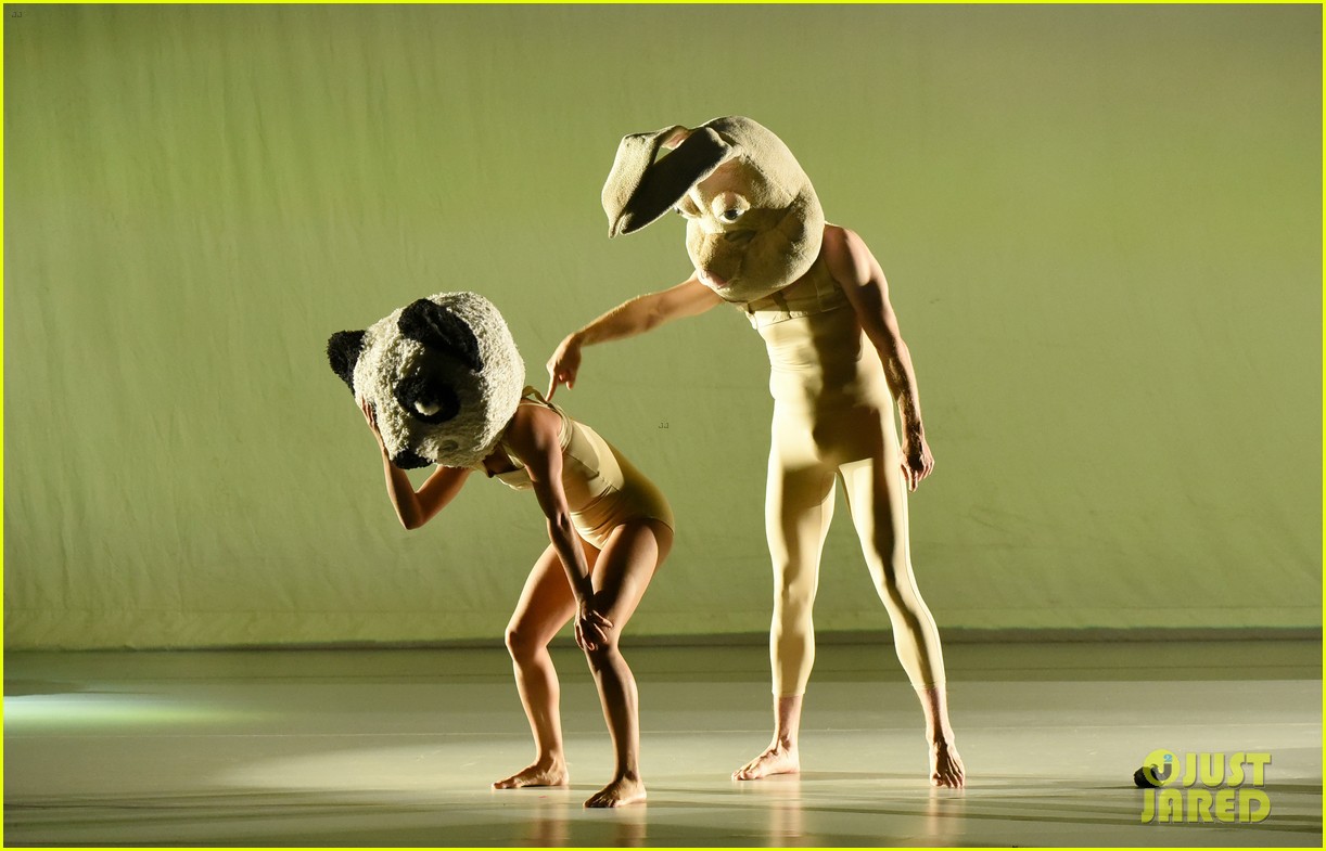 maddie ziegler reunites with sia tour dancers for special performance 09