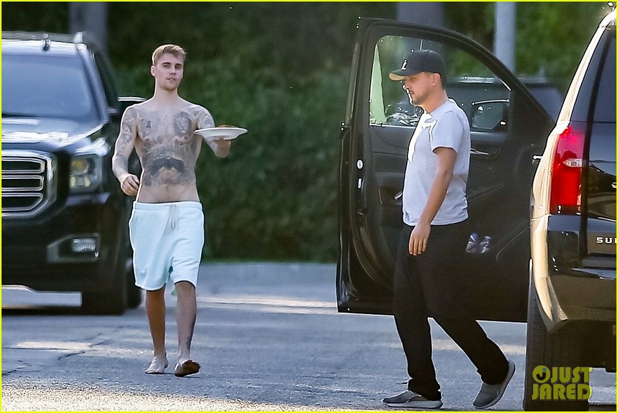 justin bieber shirtless brings sandwich to assistant 01