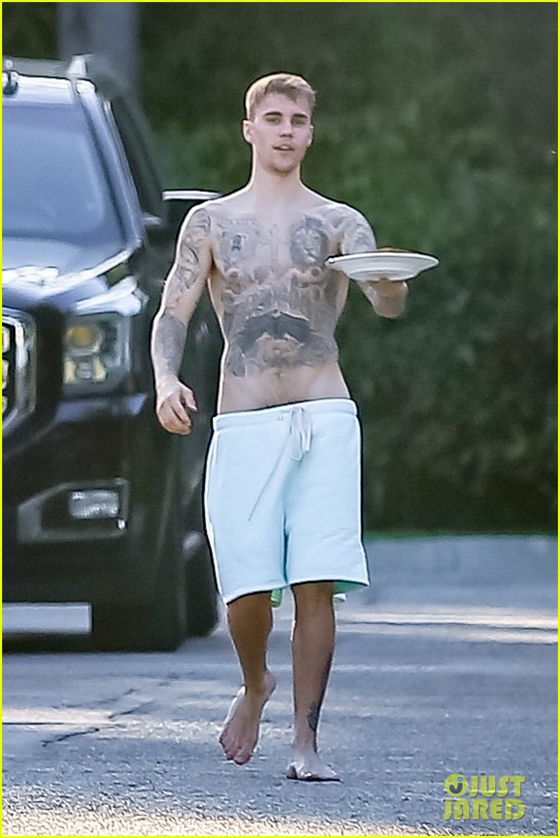 justin bieber shirtless brings sandwich to assistant 03