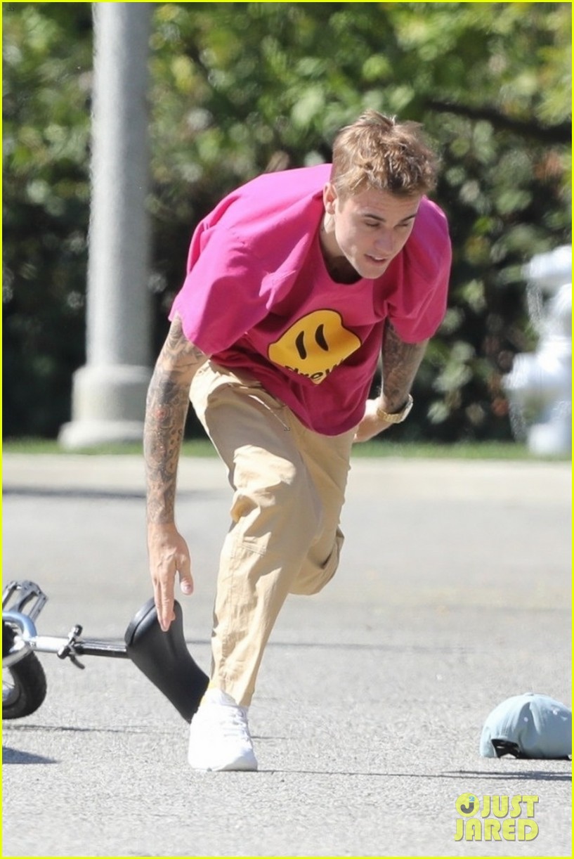 justin bieber falls off unicycle while learning how to ride 06
