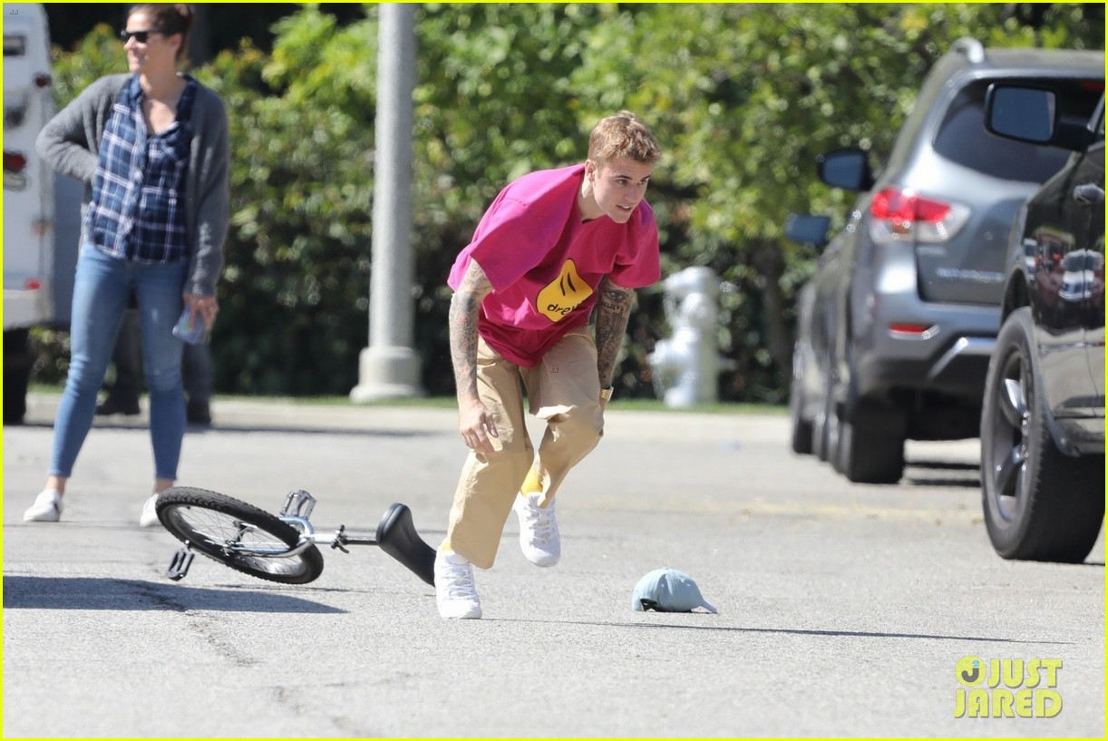 justin bieber falls off unicycle while learning how to ride 07