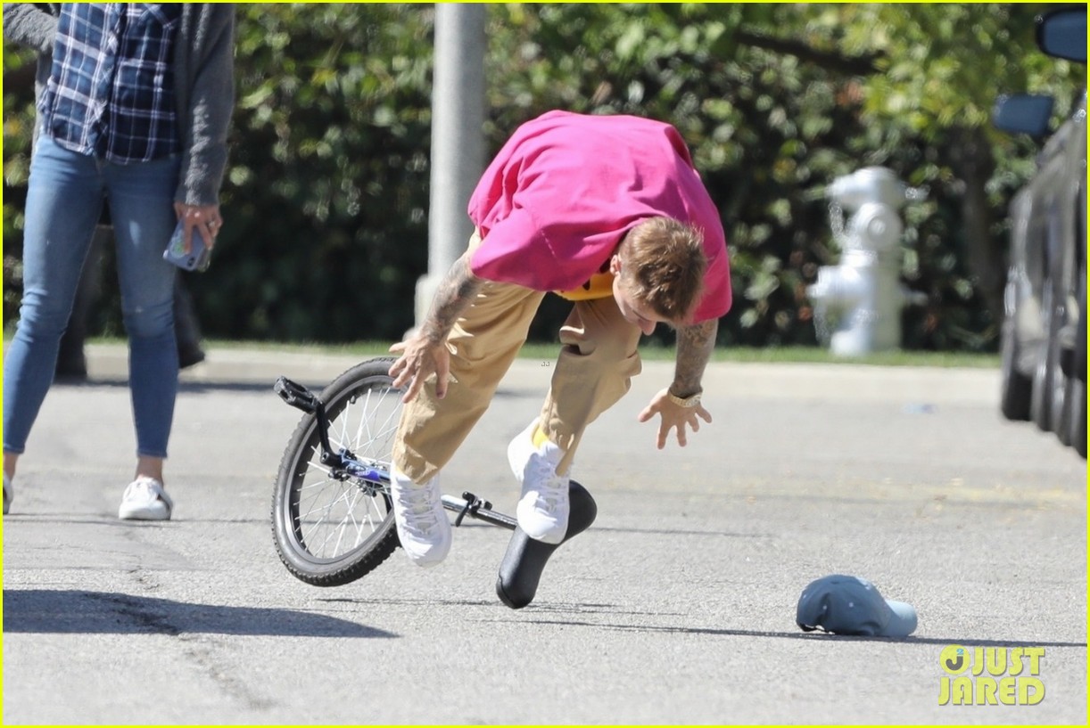 justin bieber falls off unicycle while learning how to ride 08