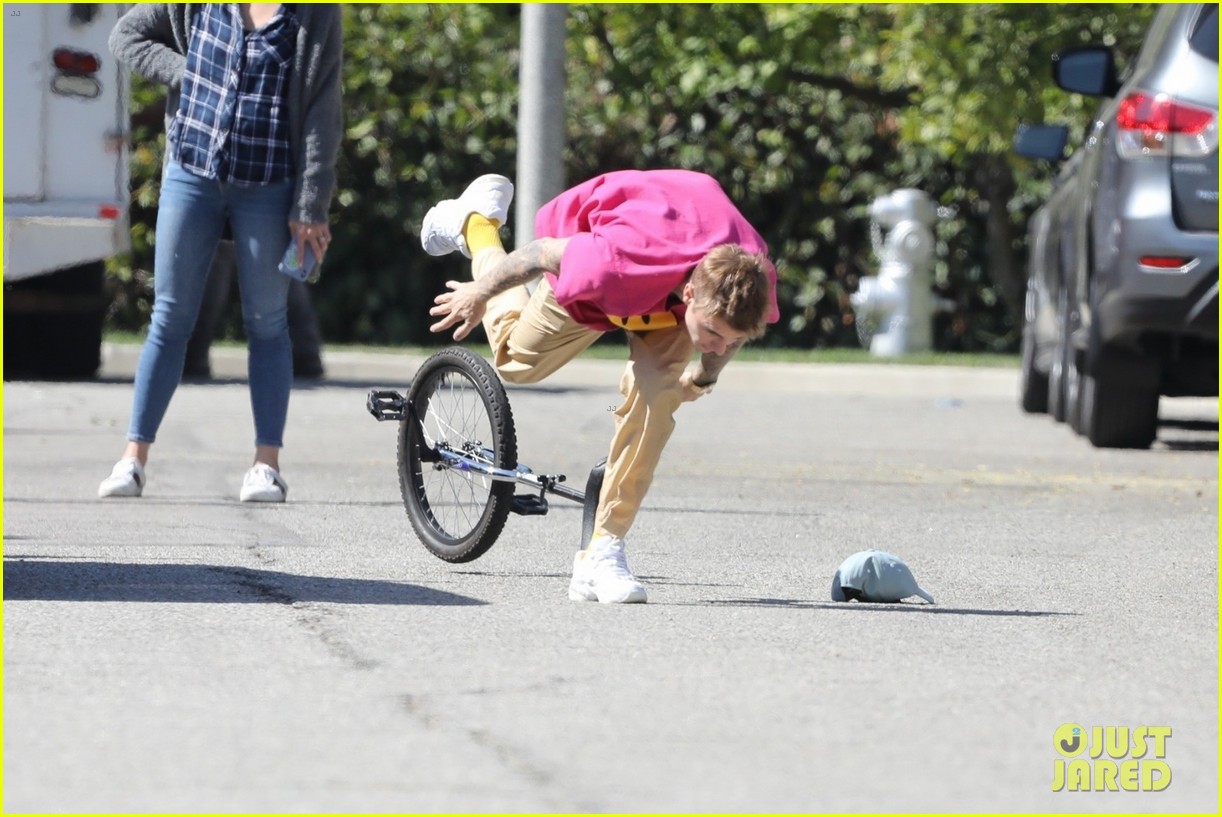 justin bieber falls off unicycle while learning how to ride 09