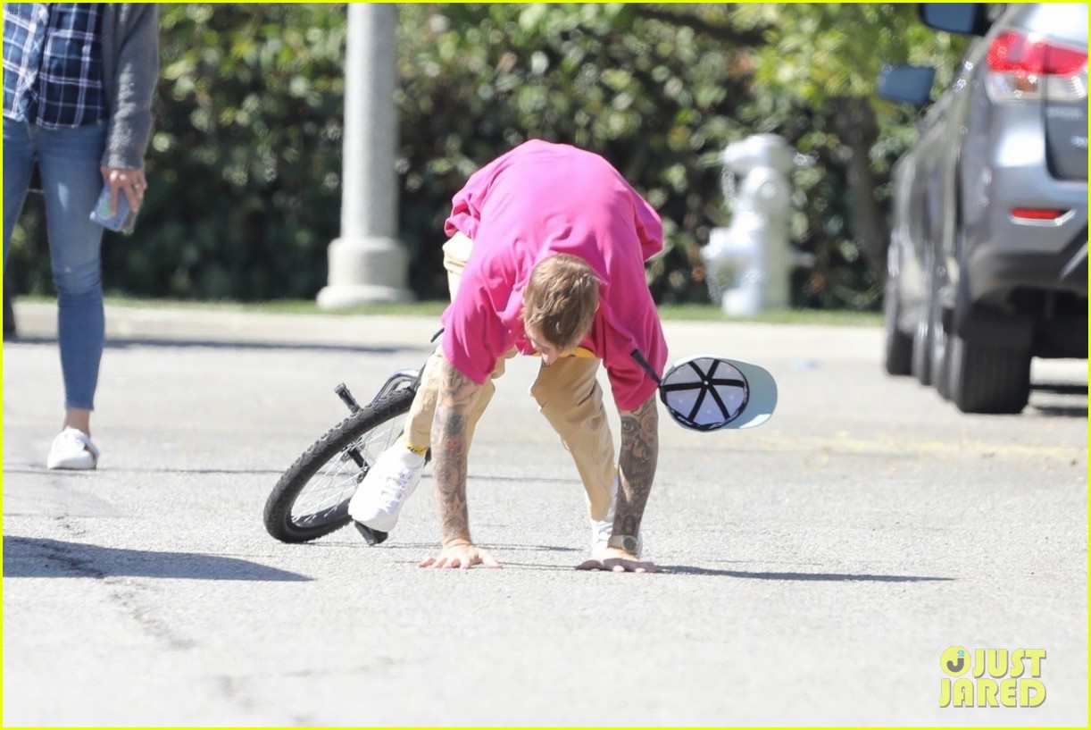 justin bieber falls off unicycle while learning how to ride 10