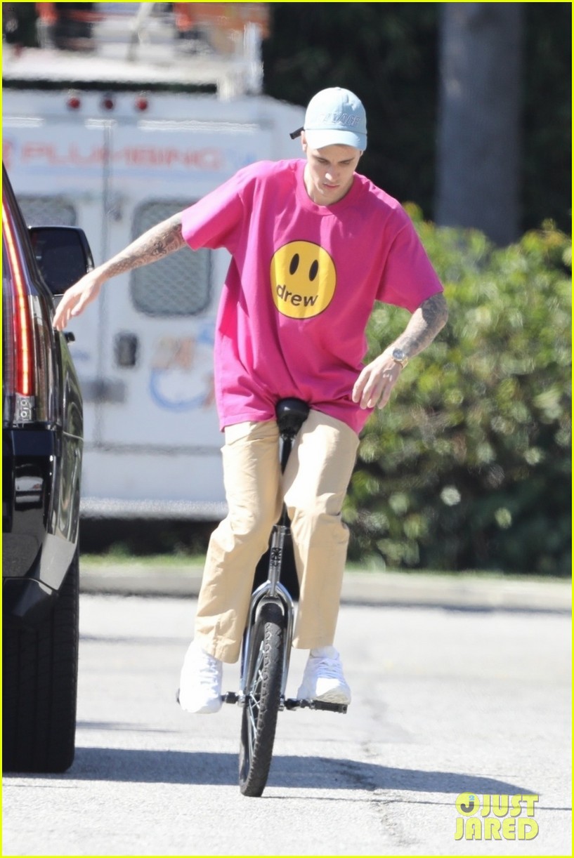 justin bieber falls off unicycle while learning how to ride 22