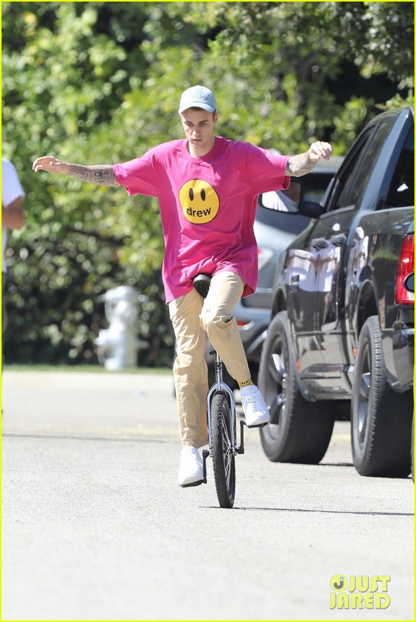justin bieber falls off unicycle while learning how to ride 28