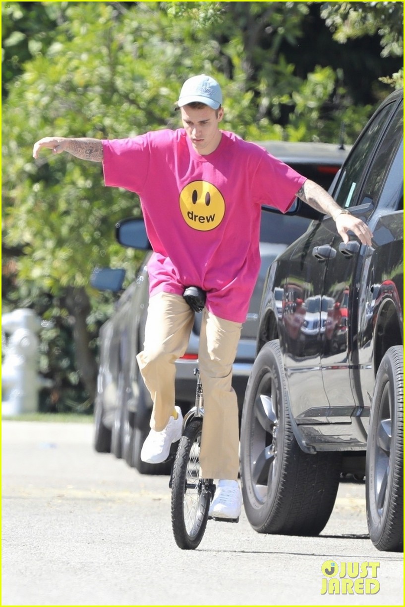 justin bieber falls off unicycle while learning how to ride 32