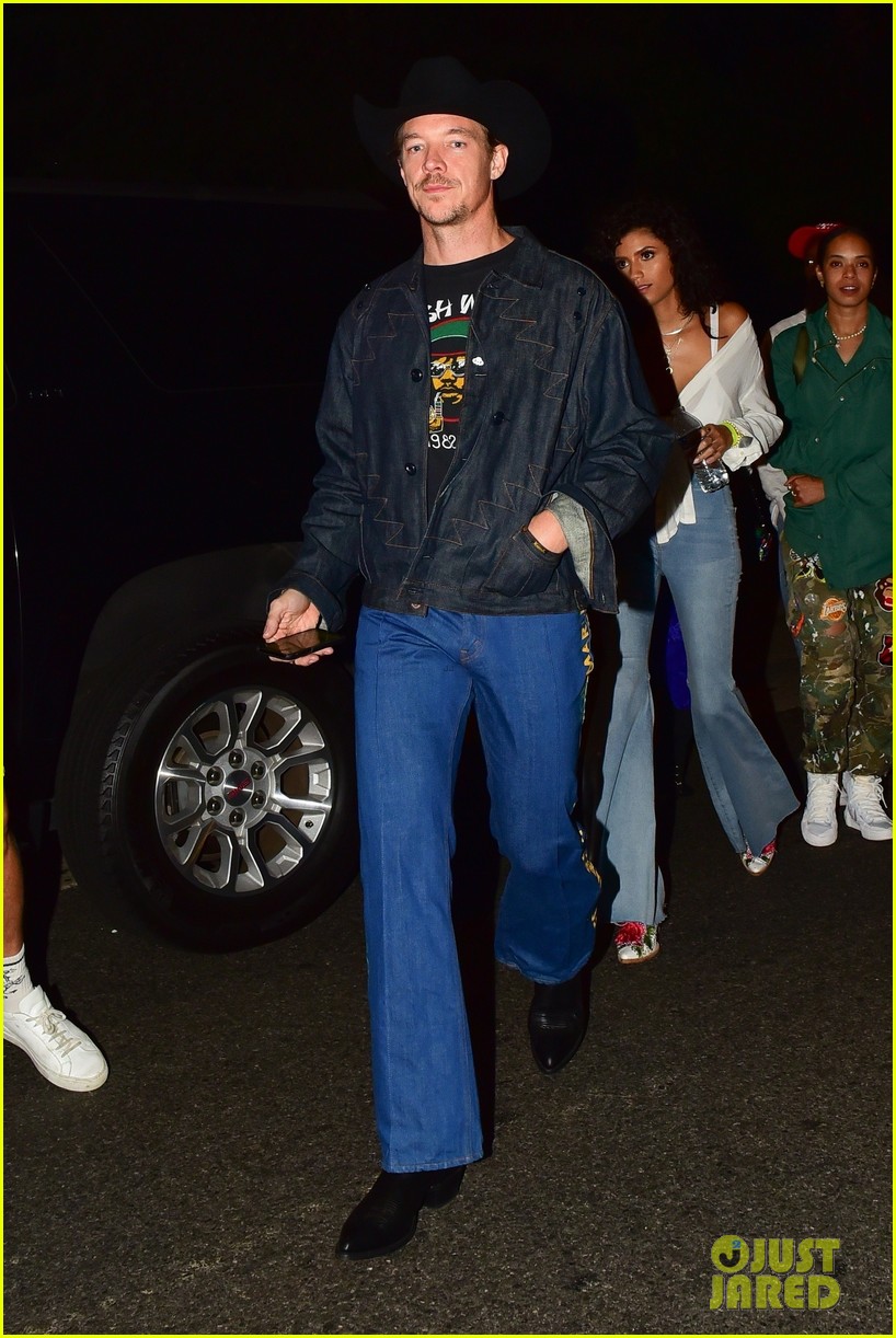 justin hailey bieber hold hands at birthday party 05